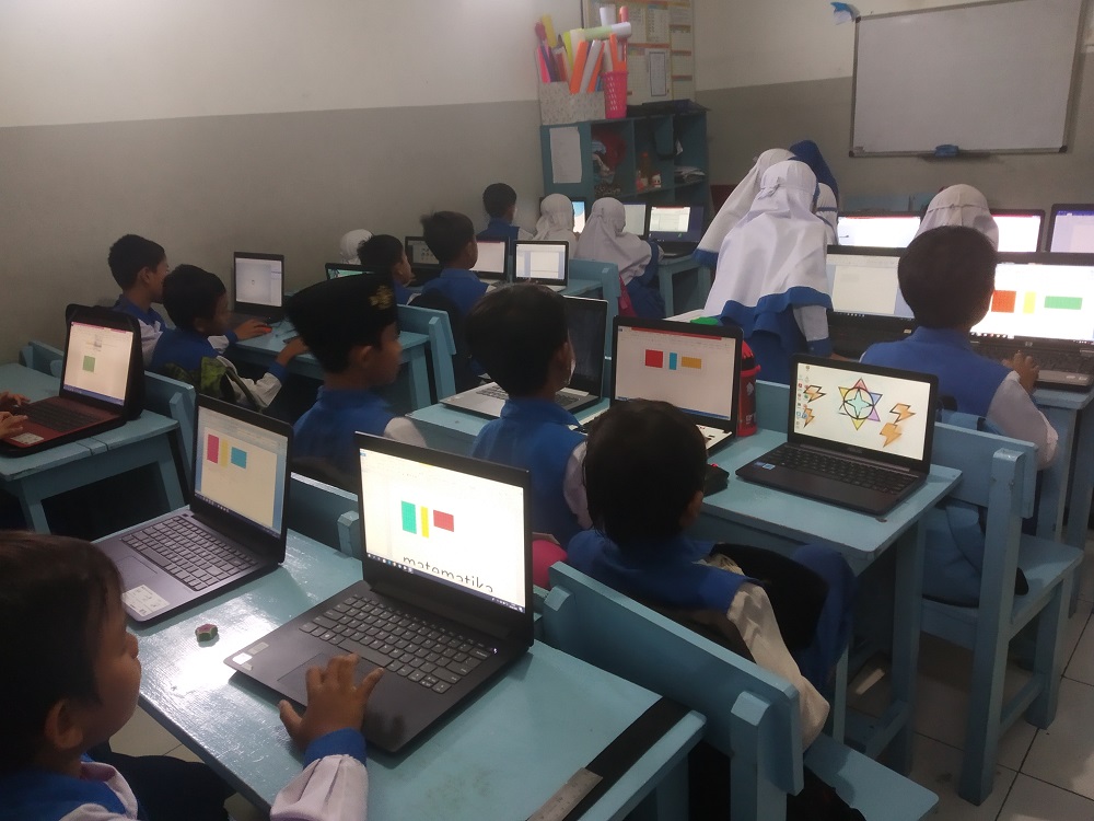 Peran Guru dalam Mempersiapkan Siswa Menghadapi Teknologi Masa Depan